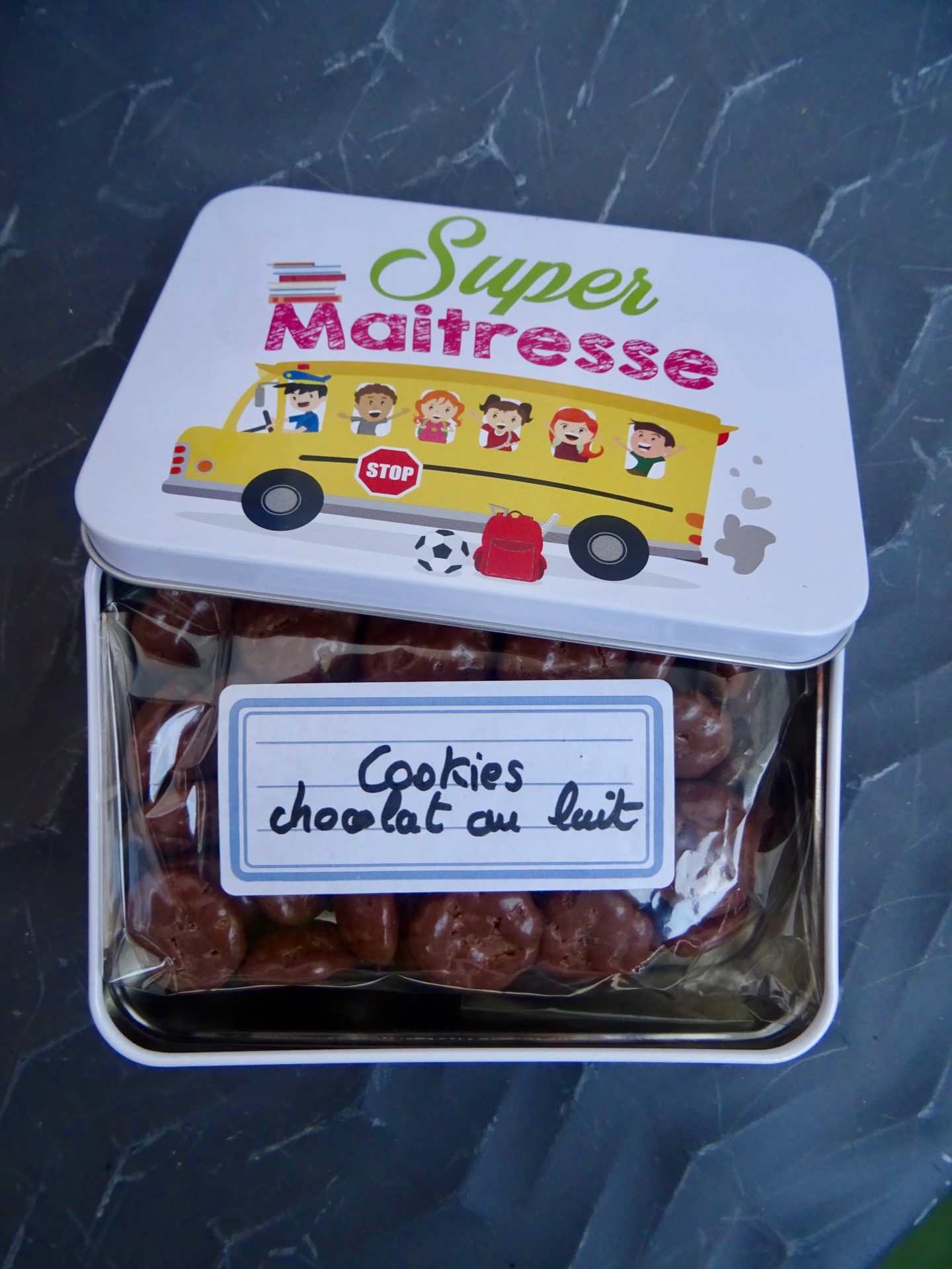 Le Cadeau Complet Pour Dire Merci Maitresse Avec L Atelier Des Dragees Maman Et Sa Chipie