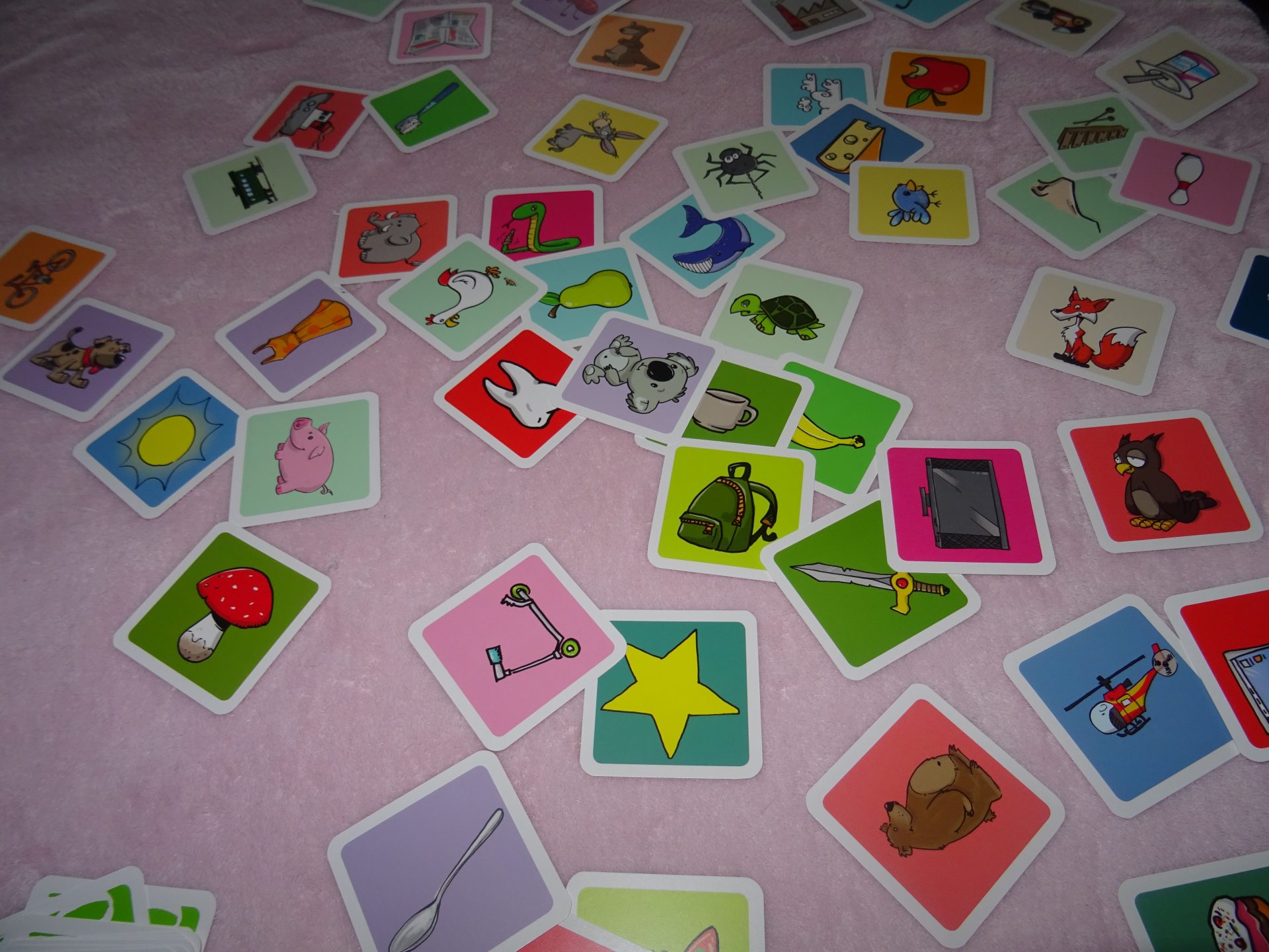 Mikamo : un jeu de rapidité, pour les enfants qui apprennent l'alphabet [Un  jeu de carte de France Cartes] - Plus de mamans
